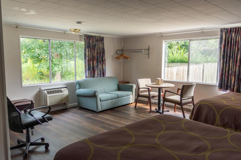 Deluxe King Room - Non-Smoking interior