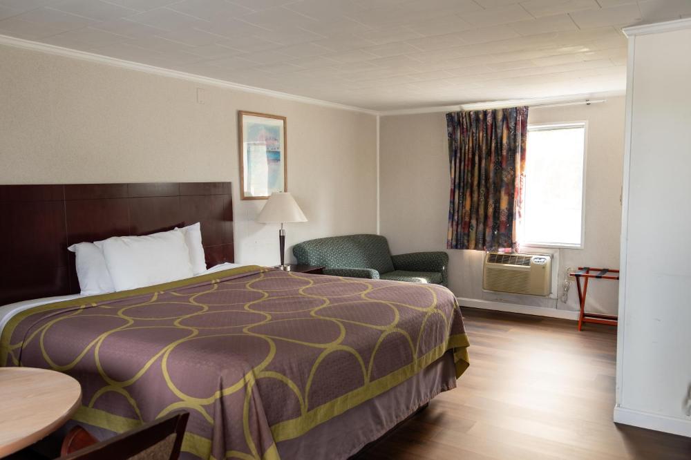 King Room - Non-Smoking interior