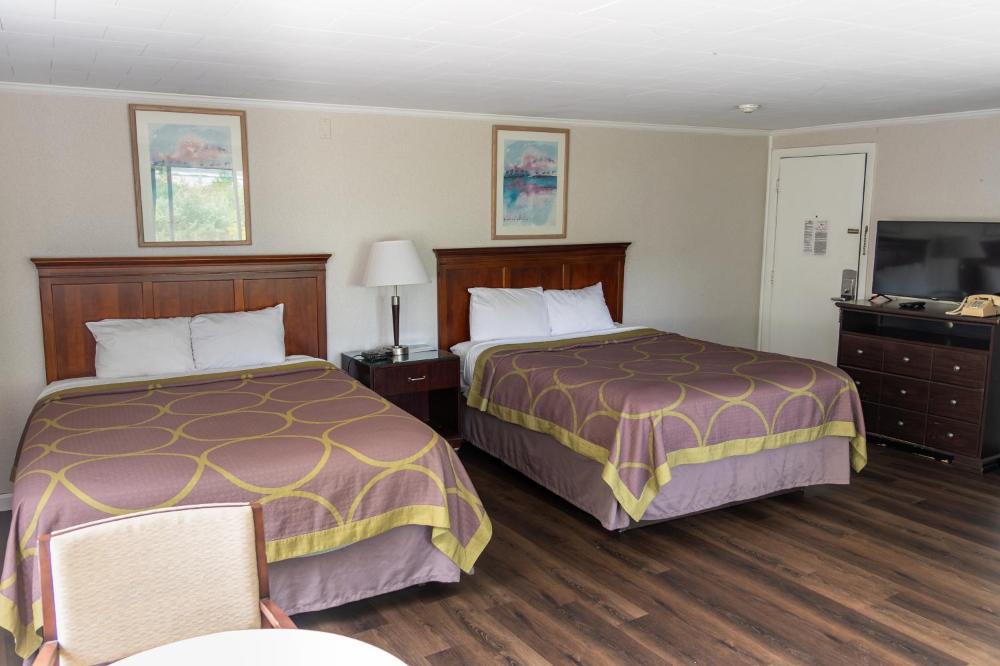Deluxe Queen Room with Two Queen Beds - Non-Smoking interior
