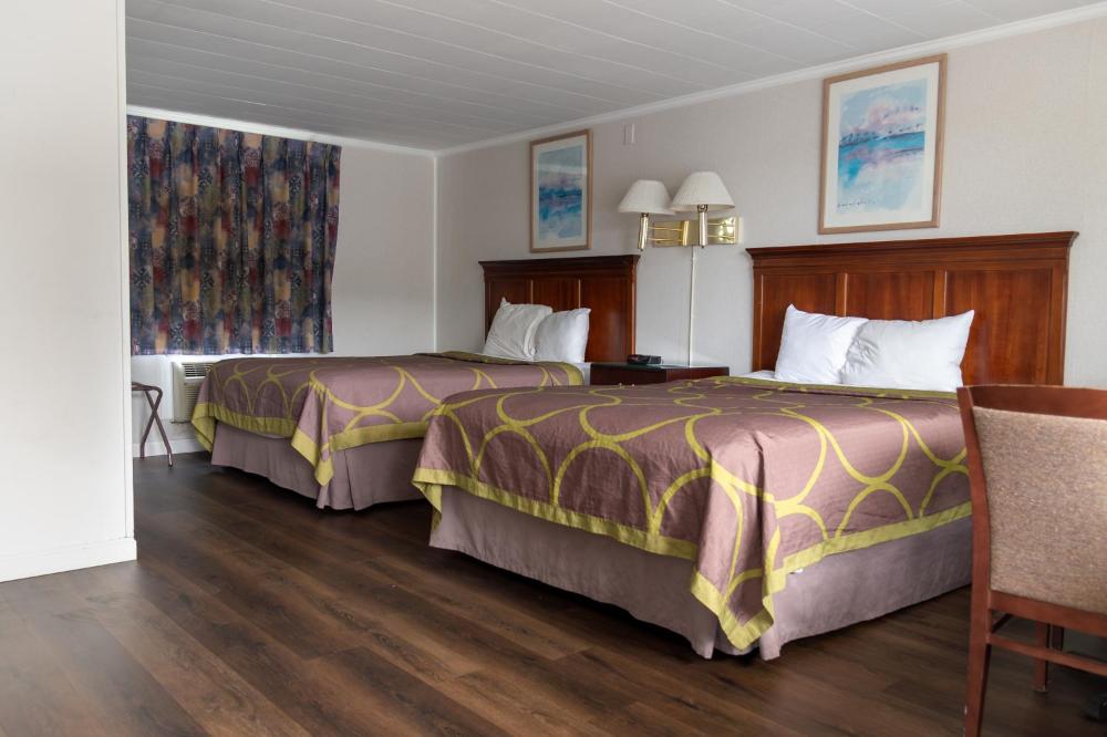 Queen Room with Two Queen Beds - Non-Smoking interior